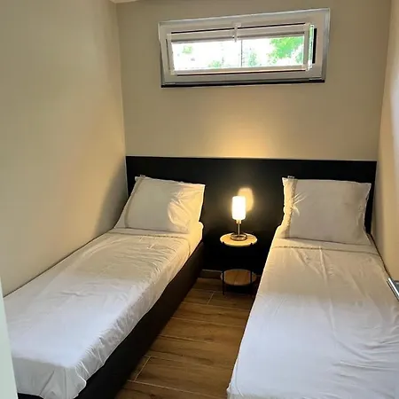 Oosterschelde Lodge Met Veel Privacy En Dicht Bij Het Water Scherpenisse Exterior photo
